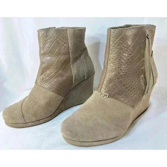 TOMS Women's Desert Wedge High Taupe Suede Croc Embossed Ankle Bootie Size 8 - Picture 1 of 5